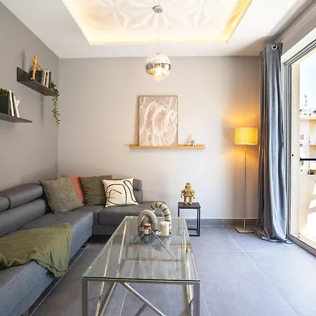 Socrates C4 - Urban Calm By The Sea Apartment *