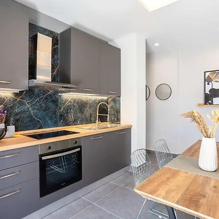 Socrates C4 - Urban Calm By The Sea Apartment