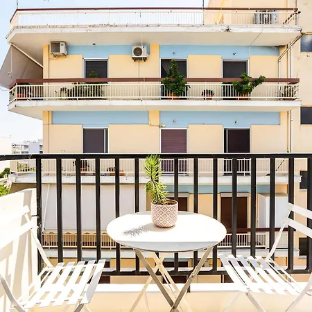 Socrates C4 - Urban Calm By The Sea Apartment *